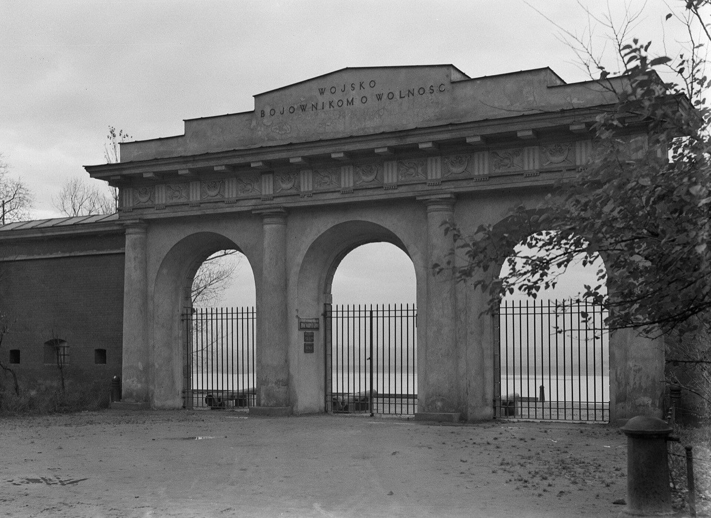 Wewnętrzna strona Bramy Straceń z inskrypcją, 1934