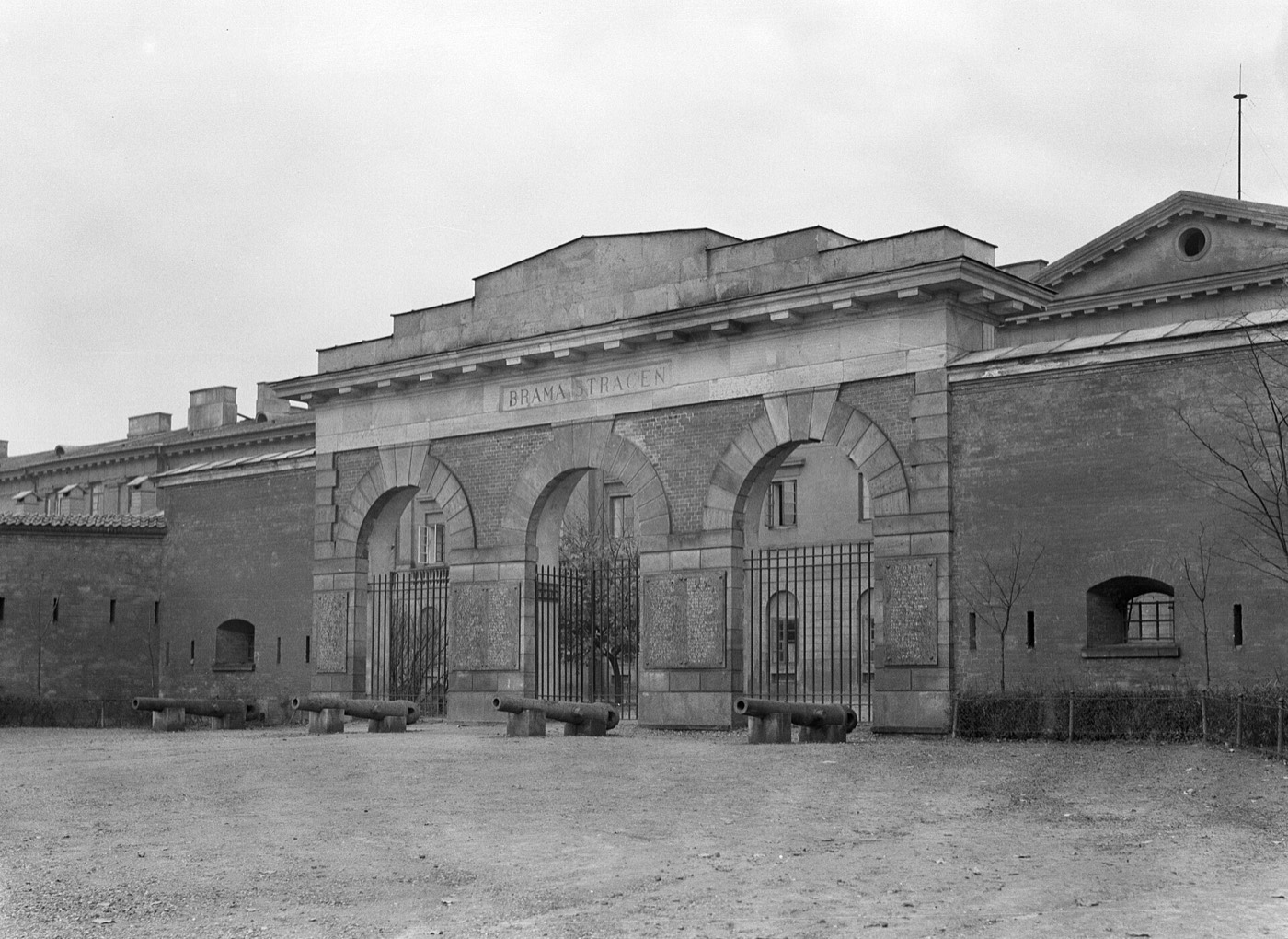 Brama Straceń Cytadeli Warszawskiej od zewnątrz, fotografia z 1934 roku