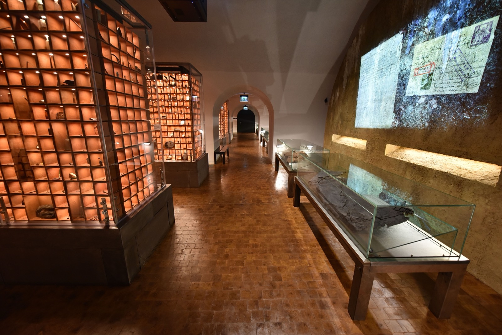 Ekspozycja Muzeum Katyńskiego w Warszawie