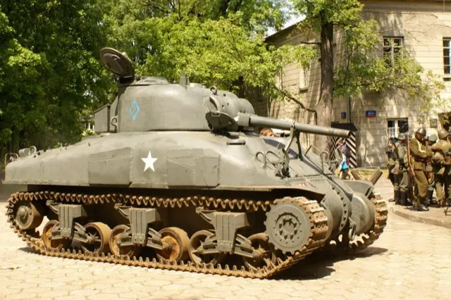 Czołg Sherman przy Muzeum Wojska Polskiego na terenie Cytadeli Warszawskiej